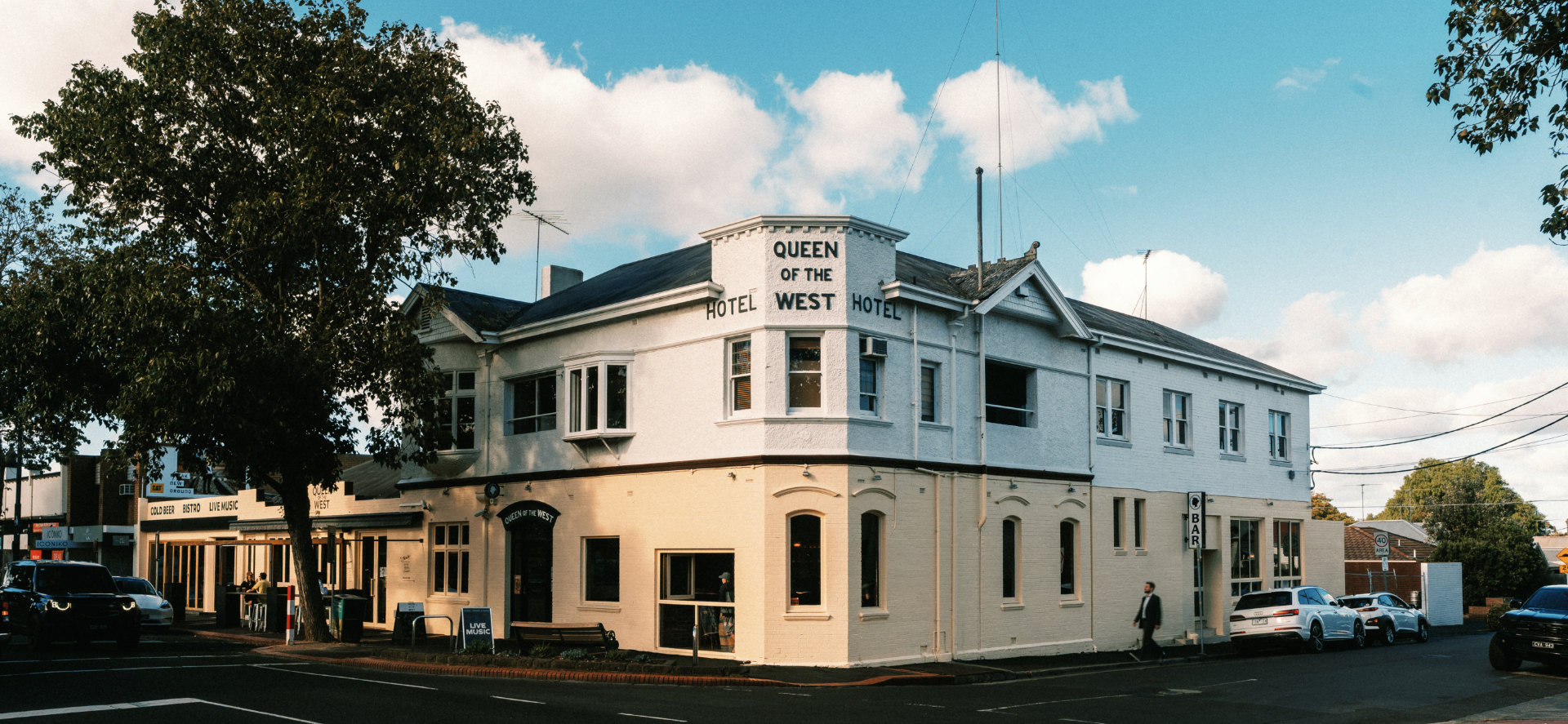 Full screen image of the Queen of the West hotel in Geelong